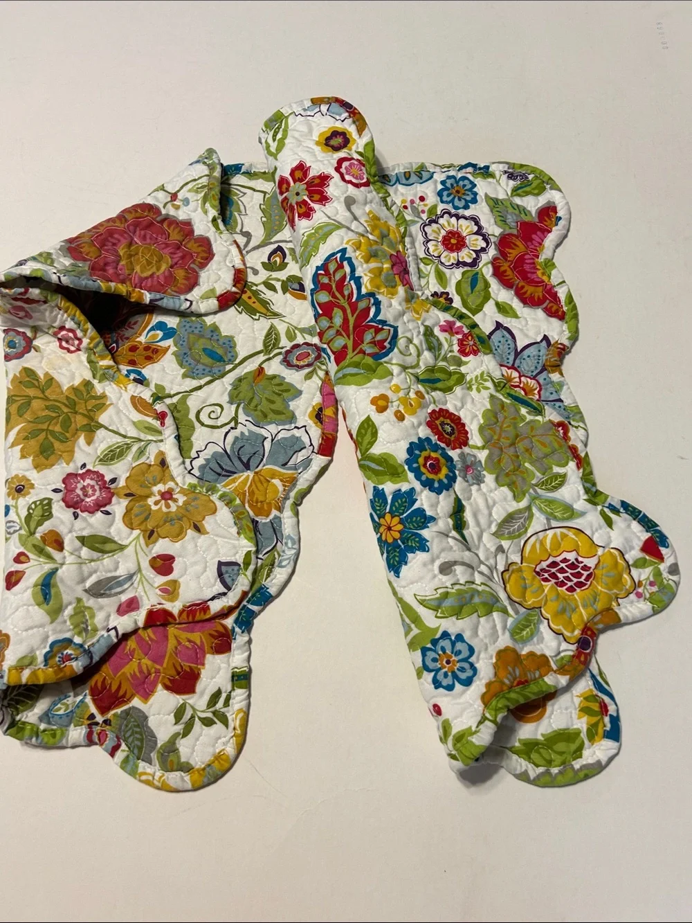 Greenland Home Astoria Placemat Set of 2 White Floral Quilted Scalloped White